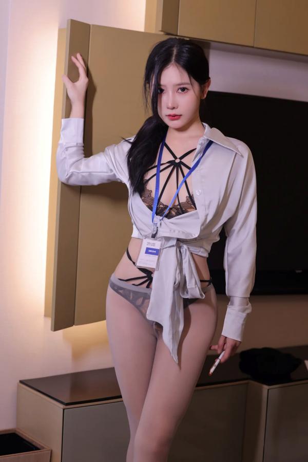 尹甜甜   尹甜甜 - 职业OL装白衬衫私房诱惑，极致黑丝职场制服与火辣身材的视觉盛宴第26张图片