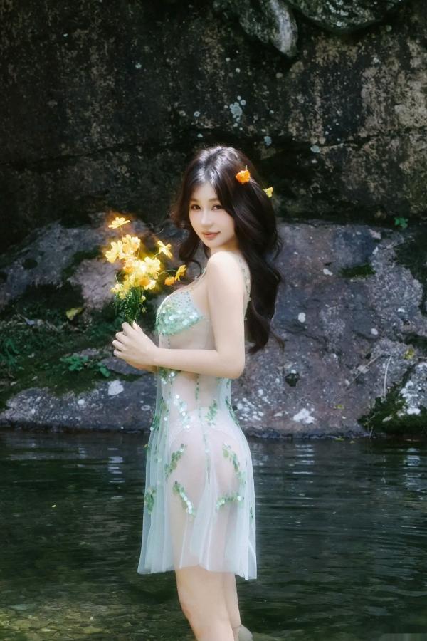 尹甜甜   尹甜甜 - 森林溪谷灵动写真 户外湿身野性私房 唯美自然花朵艺术 治愈系女神写真 [73P]第1张图片