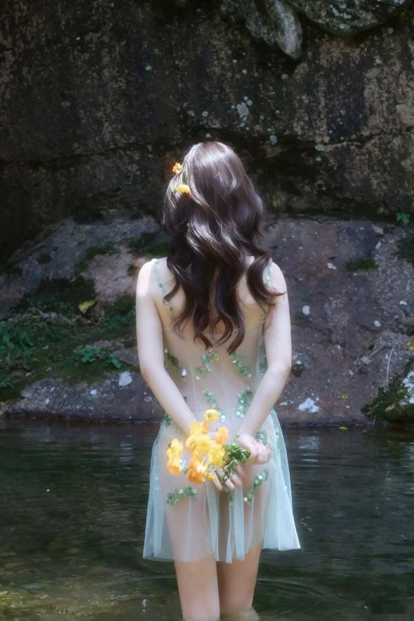 尹甜甜   尹甜甜 - 森林溪谷灵动写真 户外湿身野性私房 唯美自然花朵艺术 治愈系女神写真 [73P]第5张图片
