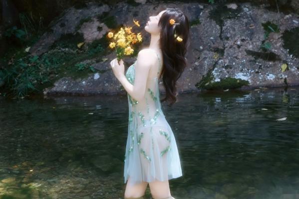 尹甜甜   尹甜甜 - 森林溪谷灵动写真 户外湿身野性私房 唯美自然花朵艺术 治愈系女神写真 [73P]第8张图片