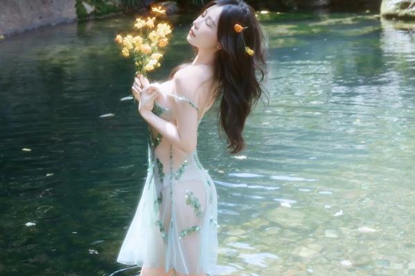尹甜甜   尹甜甜 - 森林溪谷灵动写真 户外湿身野性私房 唯美自然花朵艺术 治愈系女神写真 [73P]第14张图片