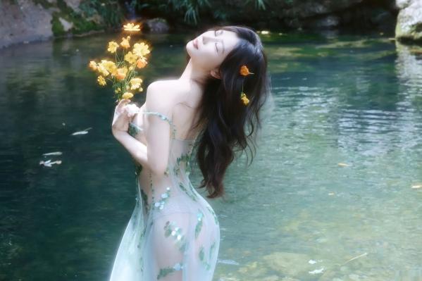 尹甜甜   尹甜甜 - 森林溪谷灵动写真 户外湿身野性私房 唯美自然花朵艺术 治愈系女神写真 [73P]第15张图片