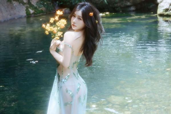 尹甜甜   尹甜甜 - 森林溪谷灵动写真 户外湿身野性私房 唯美自然花朵艺术 治愈系女神写真 [73P]第16张图片