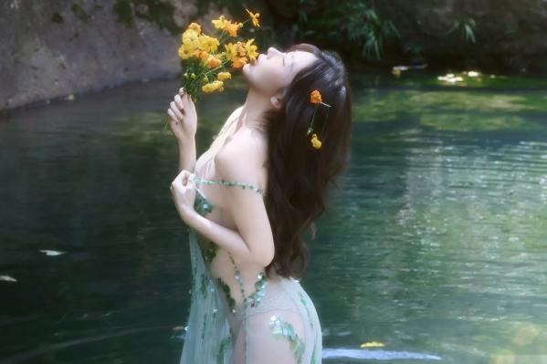 尹甜甜   尹甜甜 - 森林溪谷灵动写真 户外湿身野性私房 唯美自然花朵艺术 治愈系女神写真 [73P]第17张图片