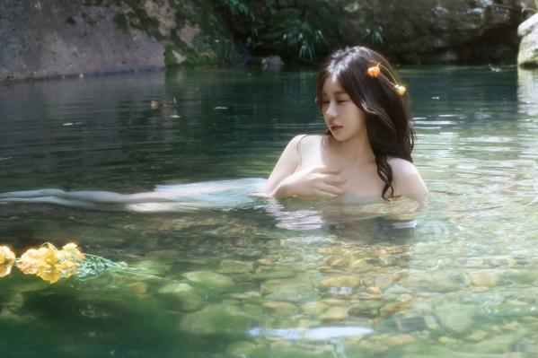 尹甜甜   尹甜甜 - 森林溪谷灵动写真 户外湿身野性私房 唯美自然花朵艺术 治愈系女神写真 [73P]第25张图片