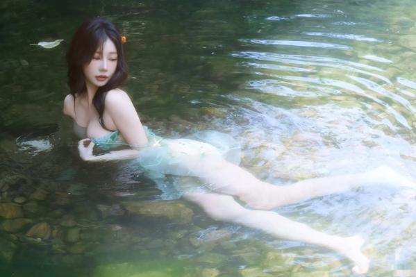 尹甜甜   尹甜甜 - 森林溪谷灵动写真 户外湿身野性私房 唯美自然花朵艺术 治愈系女神写真 [73P]第27张图片