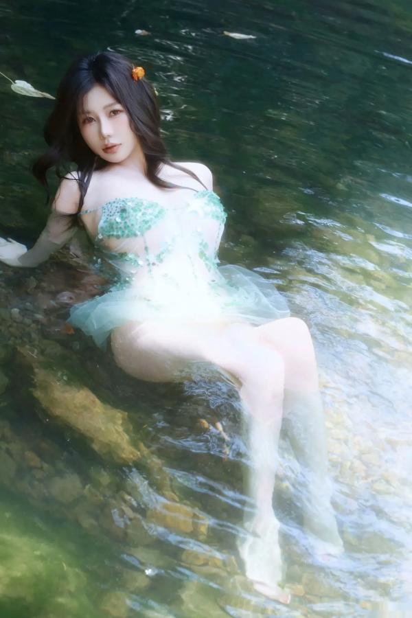 尹甜甜   尹甜甜 - 森林溪谷灵动写真 户外湿身野性私房 唯美自然花朵艺术 治愈系女神写真 [73P]第29张图片