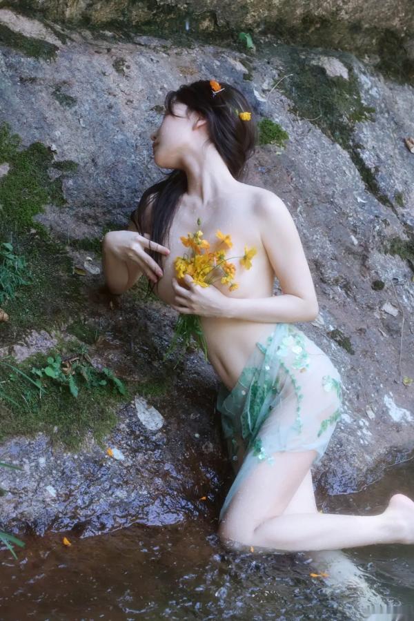 尹甜甜   尹甜甜 - 森林溪谷灵动写真 户外湿身野性私房 唯美自然花朵艺术 治愈系女神写真 [73P]第49张图片