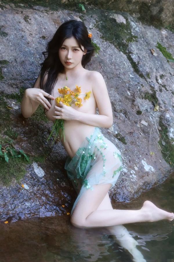 尹甜甜   尹甜甜 - 森林溪谷灵动写真 户外湿身野性私房 唯美自然花朵艺术 治愈系女神写真 [73P]第50张图片