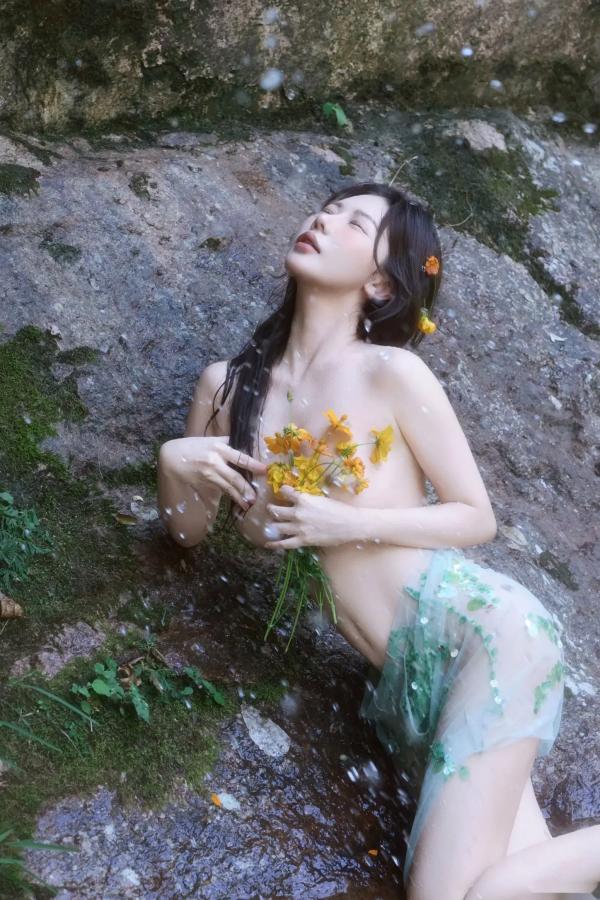 尹甜甜   尹甜甜 - 森林溪谷灵动写真 户外湿身野性私房 唯美自然花朵艺术 治愈系女神写真 [73P]第51张图片