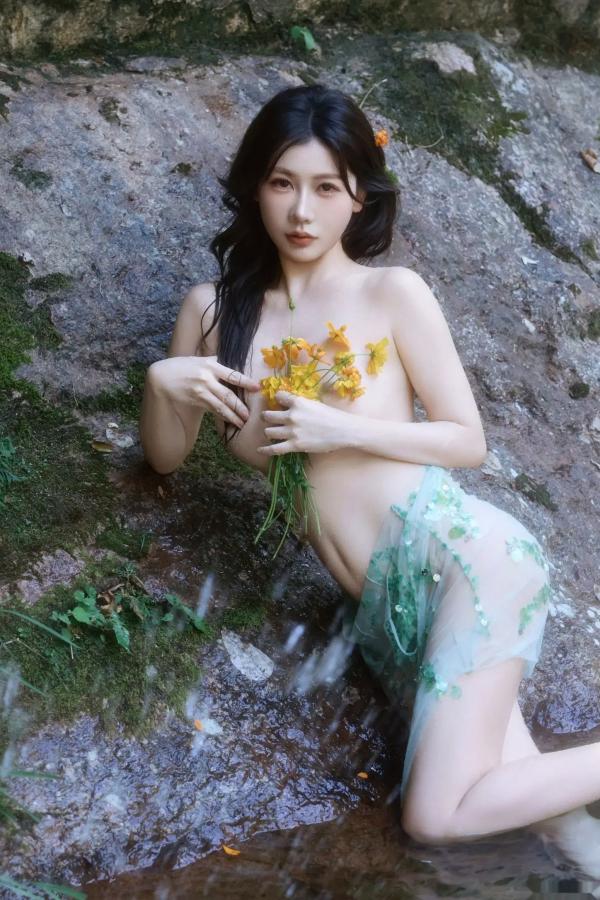尹甜甜   尹甜甜 - 森林溪谷灵动写真 户外湿身野性私房 唯美自然花朵艺术 治愈系女神写真 [73P]第52张图片