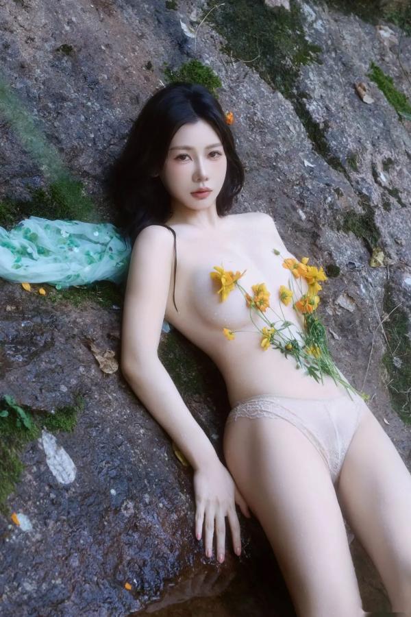 尹甜甜   尹甜甜 - 森林溪谷灵动写真 户外湿身野性私房 唯美自然花朵艺术 治愈系女神写真 [73P]第57张图片