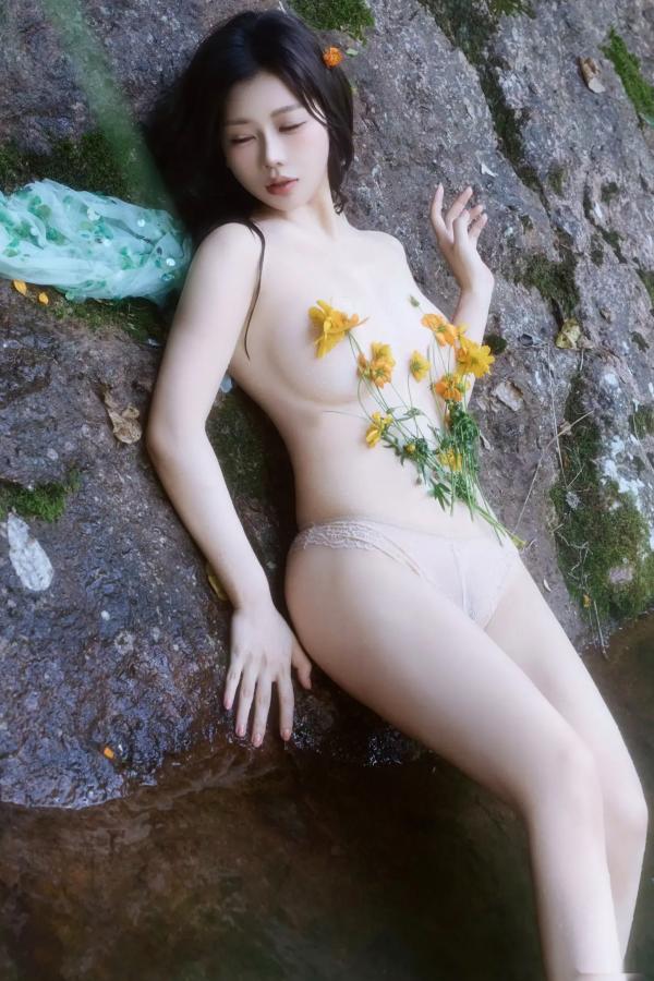 尹甜甜   尹甜甜 - 森林溪谷灵动写真 户外湿身野性私房 唯美自然花朵艺术 治愈系女神写真 [73P]第58张图片