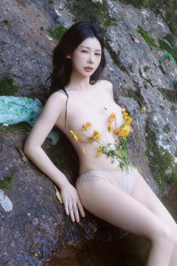 尹甜甜   尹甜甜 - 森林溪谷灵动写真 户外湿身野性私房 唯美自然花朵艺术 治愈系女神写真 [73P]第59张图片