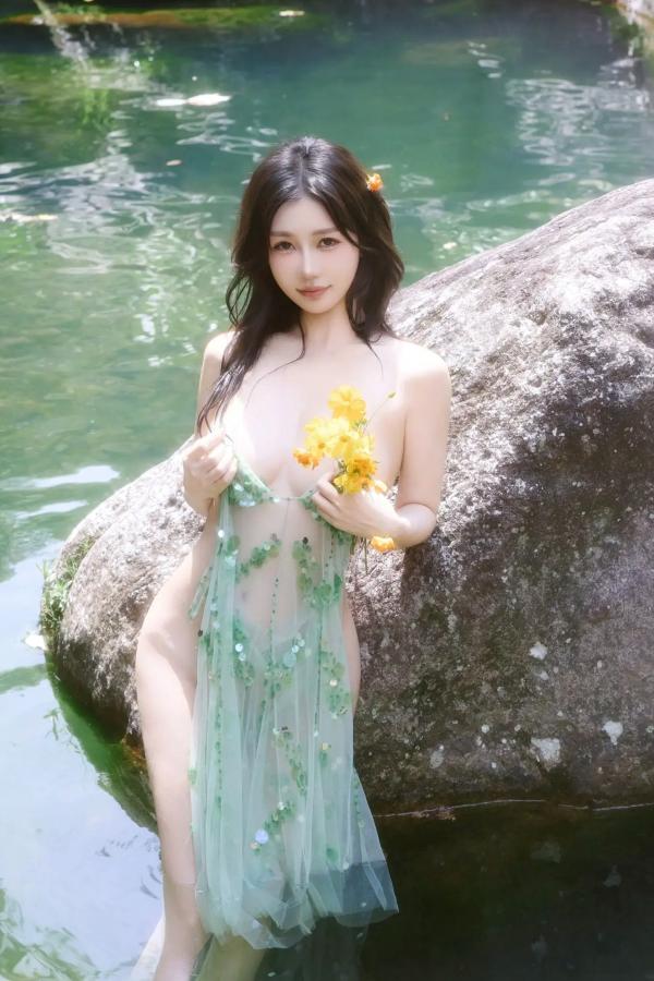 尹甜甜   尹甜甜 - 森林溪谷灵动写真 户外湿身野性私房 唯美自然花朵艺术 治愈系女神写真 [73P]第65张图片