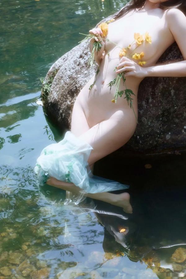 尹甜甜   尹甜甜 - 森林溪谷灵动写真 户外湿身野性私房 唯美自然花朵艺术 治愈系女神写真 [73P]第69张图片