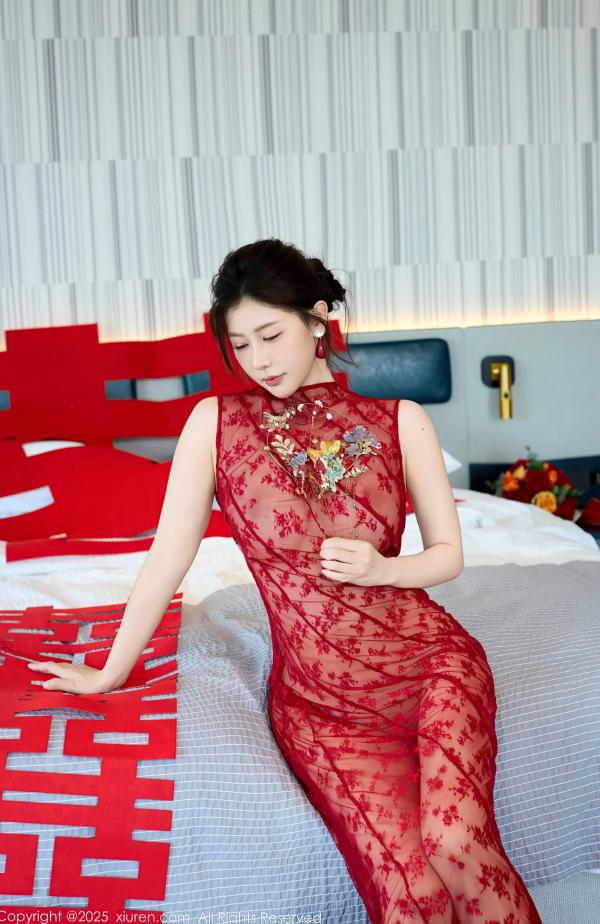 尹甜甜   [秀人]尹甜甜：新婚大喜主题私房，红妆魅影极致诱惑，白皙尤物展现性感魅力大尺度套图第12张图片