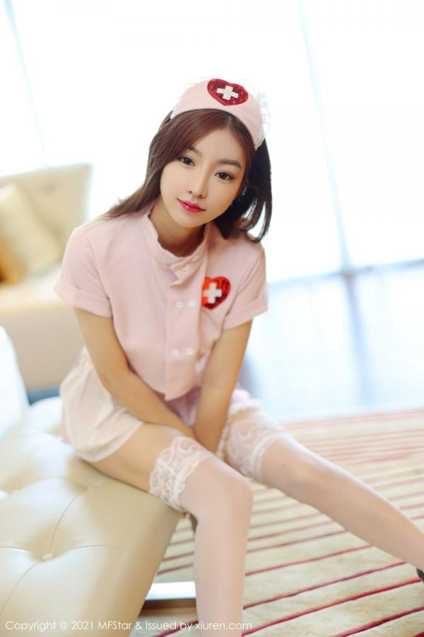 人间荒糖  粉色护士人间荒糖 细腻肌肤白色吊袜第4张图片
