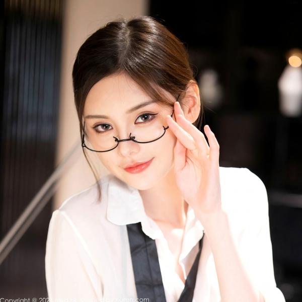 小夕juju   MyGirl美媛馆547-小夕Juju-江浙沪旅拍眼镜OL制服诱惑，白衬衫黑短裙黑丝长腿私房写真第28张图片