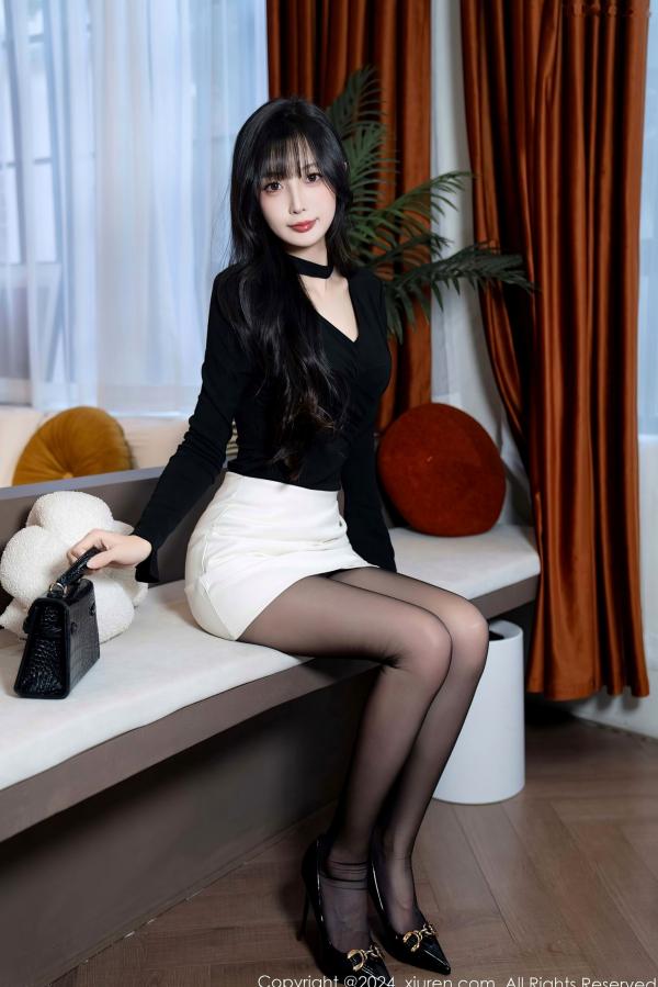 林星阑   秀人网林星阑黑丝私房写真：黑T恤白短裙搭配暗绿色诱惑内衣，冷艳气质女神演绎极致魅力第4张图片