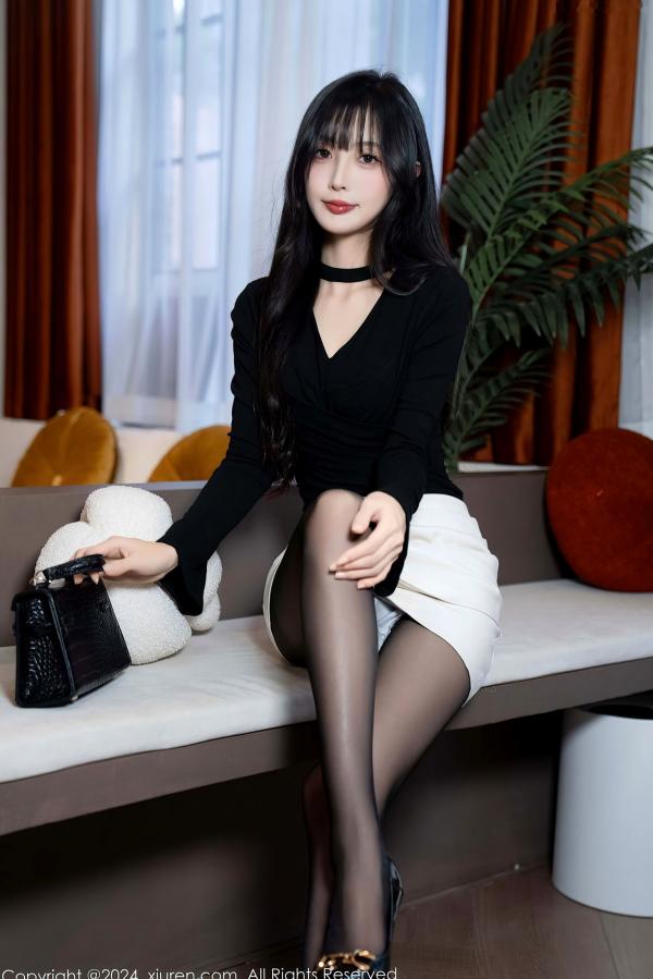 林星阑   秀人网林星阑黑丝私房写真：黑T恤白短裙搭配暗绿色诱惑内衣，冷艳气质女神演绎极致魅力第7张图片
