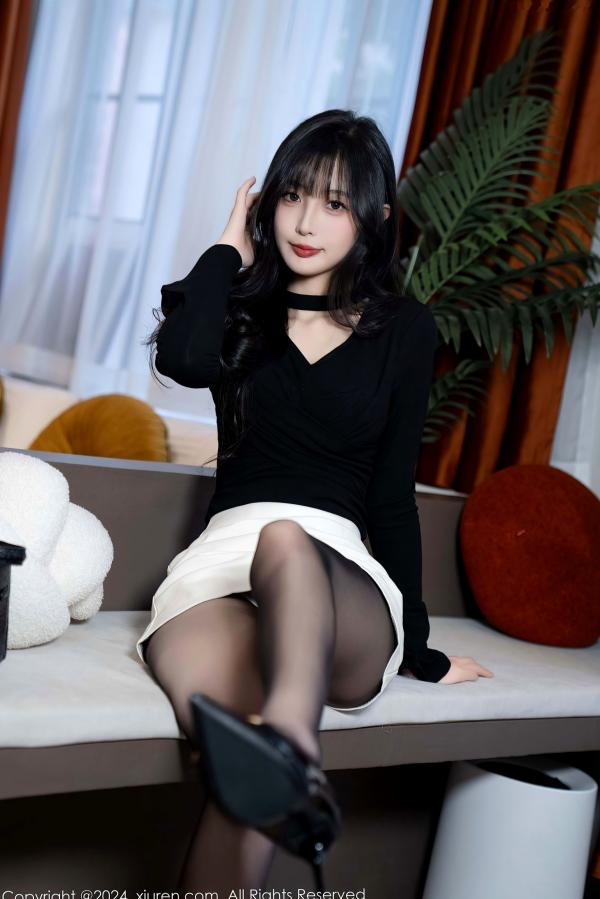 林星阑   秀人网林星阑黑丝私房写真：黑T恤白短裙搭配暗绿色诱惑内衣，冷艳气质女神演绎极致魅力第20张图片