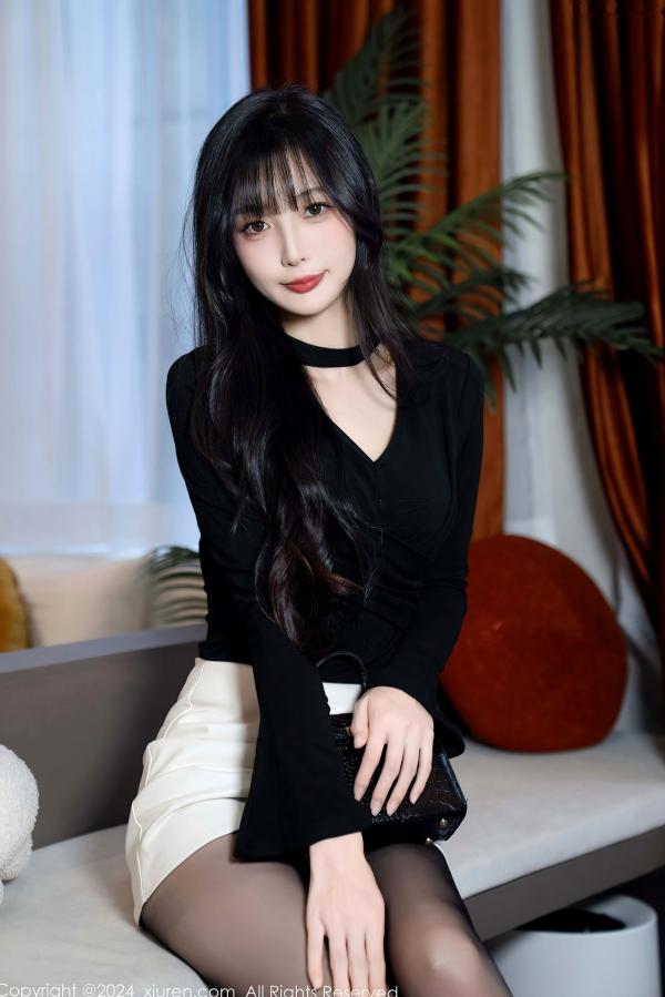 林星阑   秀人网林星阑黑丝私房写真：黑T恤白短裙搭配暗绿色诱惑内衣，冷艳气质女神演绎极致魅力第23张图片