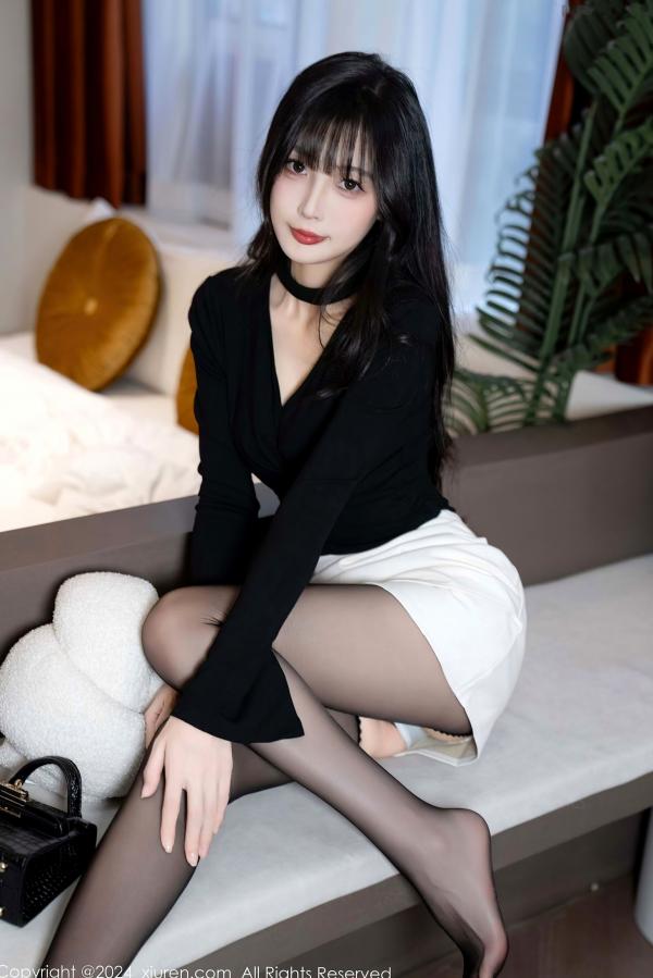 林星阑   秀人网林星阑黑丝私房写真：黑T恤白短裙搭配暗绿色诱惑内衣，冷艳气质女神演绎极致魅力第28张图片