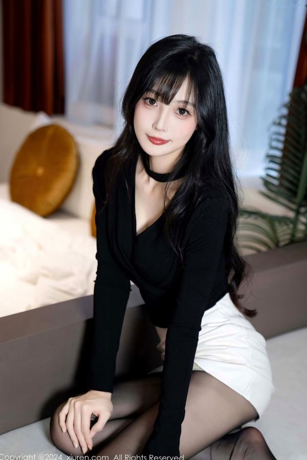 林星阑   秀人网林星阑黑丝私房写真：黑T恤白短裙搭配暗绿色诱惑内衣，冷艳气质女神演绎极致魅力第30张图片