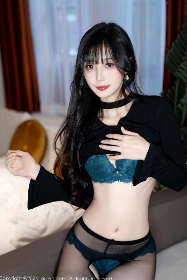 林星阑   秀人网林星阑黑丝私房写真：黑T恤白短裙搭配暗绿色诱惑内衣，冷艳气质女神演绎极致魅力第52张图片