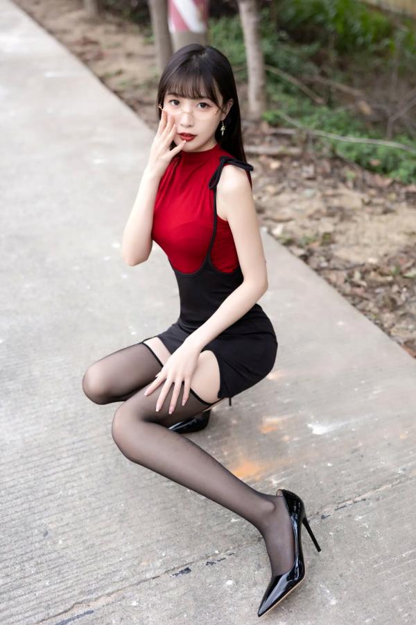 林星阑   《林星阑 红衣黑丝[85P] 豪车内丝袜美腿写真集 御姐眼镜造型性感诱惑》第4张图片