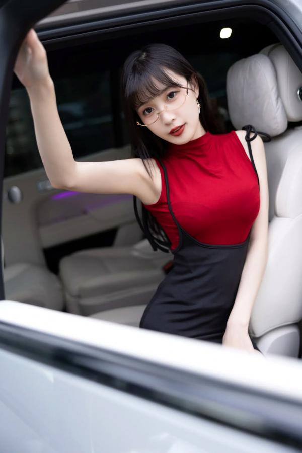 林星阑   《林星阑 红衣黑丝[85P] 豪车内丝袜美腿写真集 御姐眼镜造型性感诱惑》第10张图片