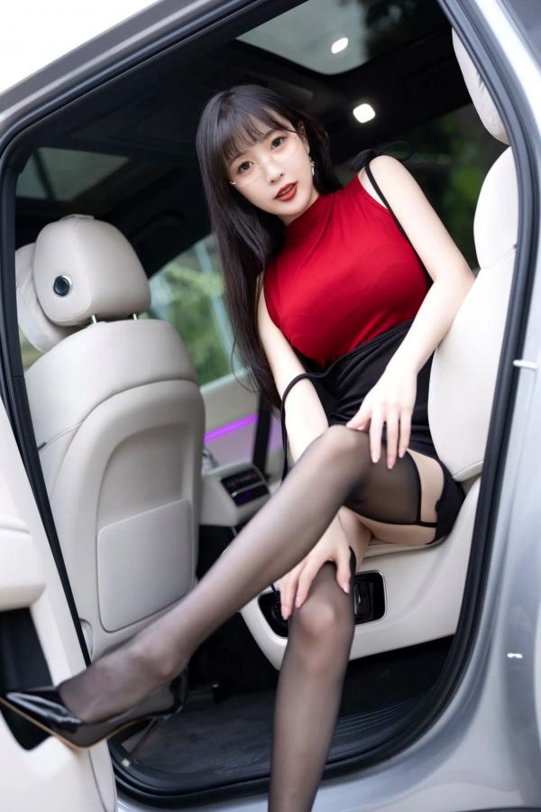 林星阑   《林星阑 红衣黑丝[85P] 豪车内丝袜美腿写真集 御姐眼镜造型性感诱惑》第13张图片