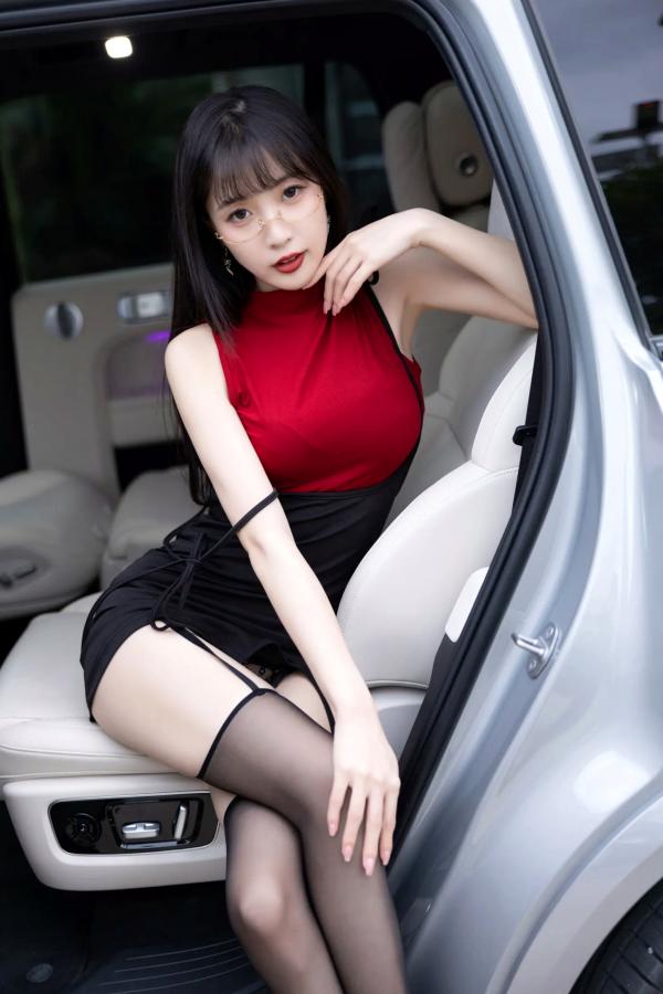 林星阑   《林星阑 红衣黑丝[85P] 豪车内丝袜美腿写真集 御姐眼镜造型性感诱惑》第19张图片