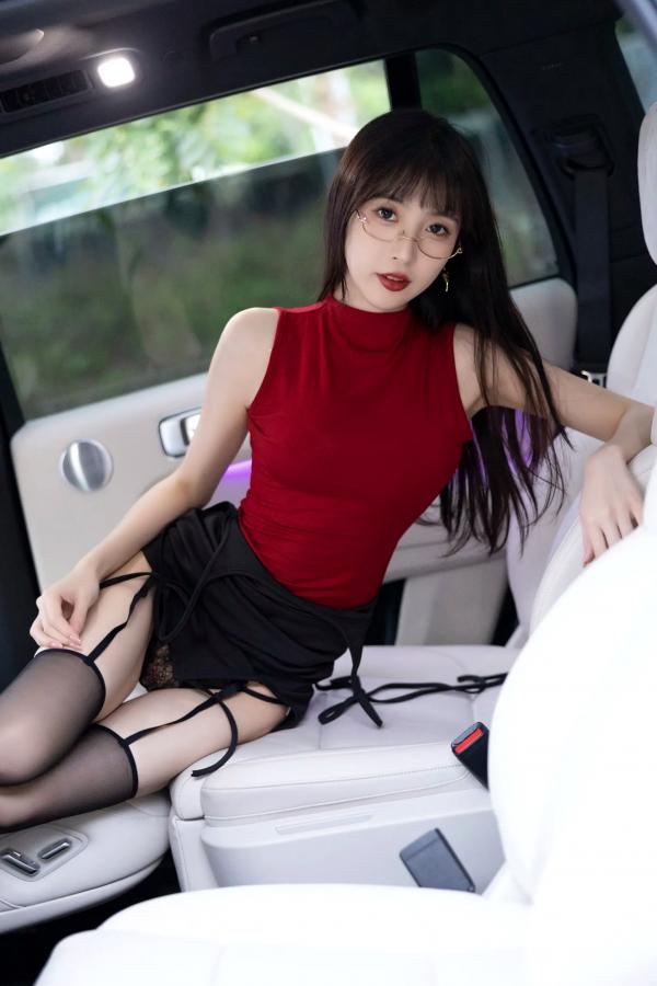 林星阑   《林星阑 红衣黑丝[85P] 豪车内丝袜美腿写真集 御姐眼镜造型性感诱惑》第35张图片