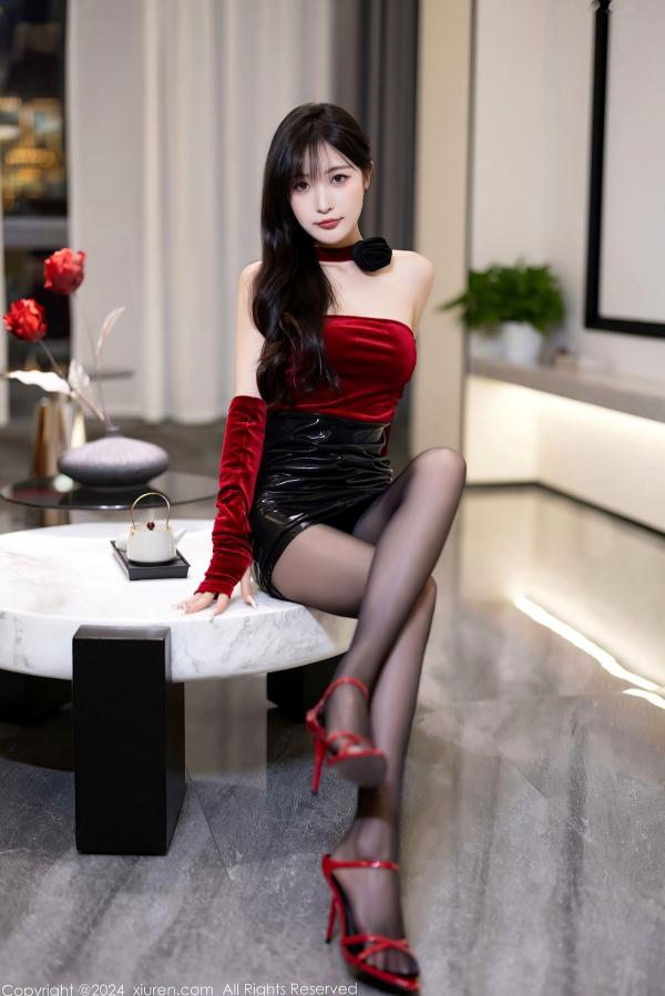 林星阑   【秀人网8530】林星阑私房写真：红色丝绒抹胸搭配黑色短裙，极致黑丝诱惑与高级红黑撞色，展现优雅成熟的性感女神魅力第6张图片