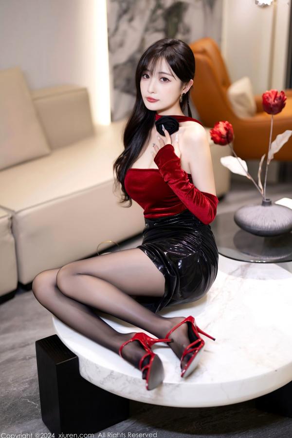 林星阑   【秀人网8530】林星阑私房写真：红色丝绒抹胸搭配黑色短裙，极致黑丝诱惑与高级红黑撞色，展现优雅成熟的性感女神魅力第13张图片