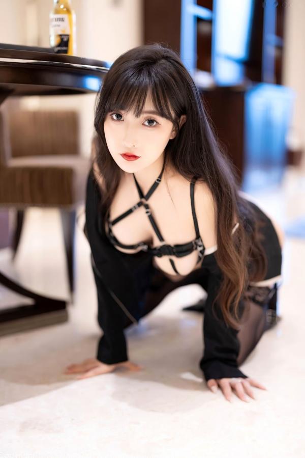 林星阑   XiaoYu语画界-1149-林星阑：黑色OL制服诱惑，豹纹情趣内衣与黑丝美腿，演绎冷艳职场御姐风第56张图片