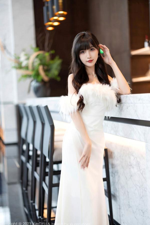 林星阑   XiaoYu语画界-1120-林星阑：纯白羽毛礼服极致诱惑，优雅私房写真展现雪白肌肤与修长美腿，尽显迷人女神风采第2张图片
