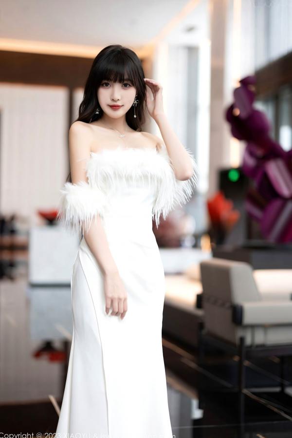 林星阑   XiaoYu语画界-1120-林星阑：纯白羽毛礼服极致诱惑，优雅私房写真展现雪白肌肤与修长美腿，尽显迷人女神风采第7张图片