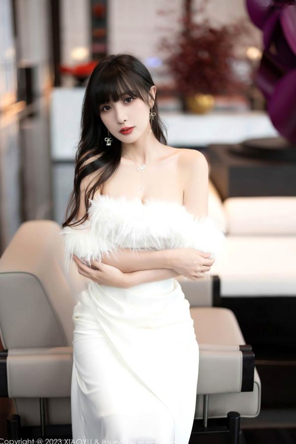 林星阑   XiaoYu语画界-1120-林星阑：纯白羽毛礼服极致诱惑，优雅私房写真展现雪白肌肤与修长美腿，尽显迷人女神风采第10张图片