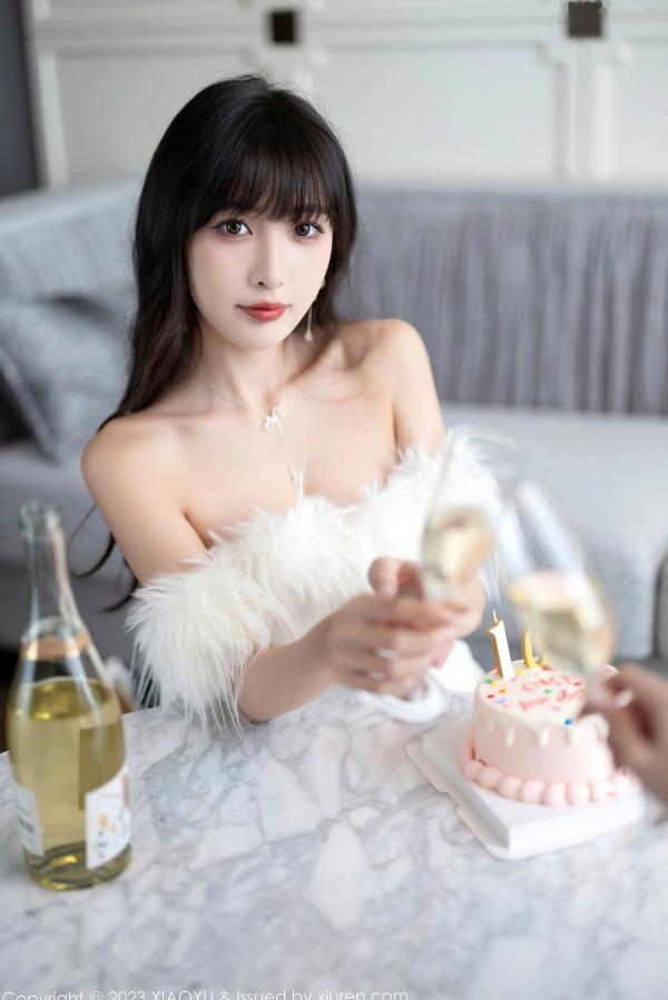 林星阑   XiaoYu语画界-1120-林星阑：纯白羽毛礼服极致诱惑，优雅私房写真展现雪白肌肤与修长美腿，尽显迷人女神风采第25张图片