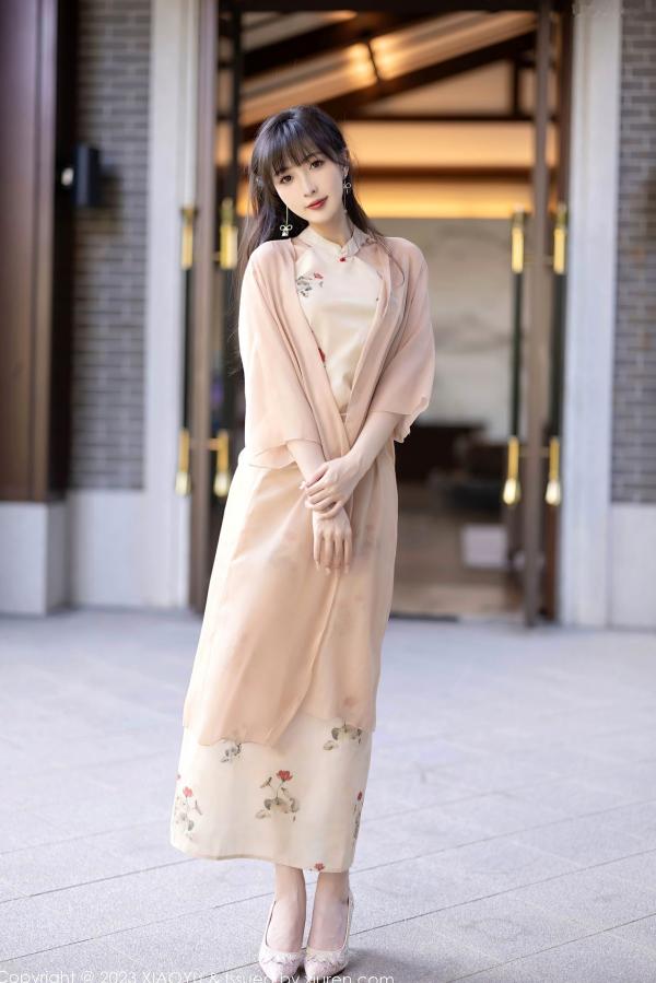 林星阑   XiaoYu语画界1071-林星阑贵州旅拍：绝美旗袍与性感浅粉内衣私房写真，苗族服饰韵味十足，演绎极致诱惑曲线第4张图片