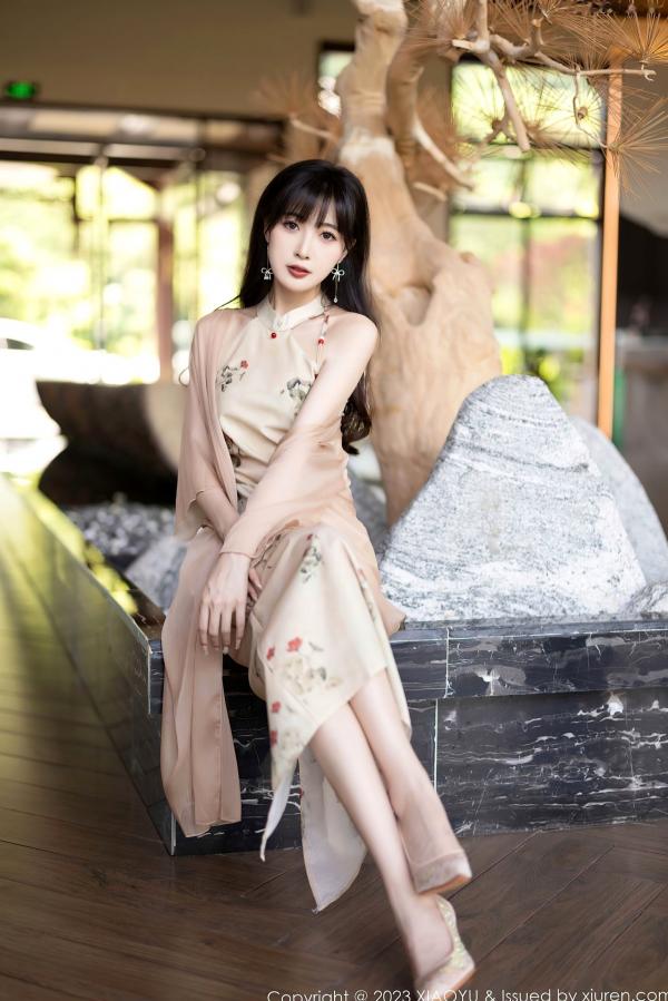 林星阑   XiaoYu语画界1071-林星阑贵州旅拍：绝美旗袍与性感浅粉内衣私房写真，苗族服饰韵味十足，演绎极致诱惑曲线第11张图片