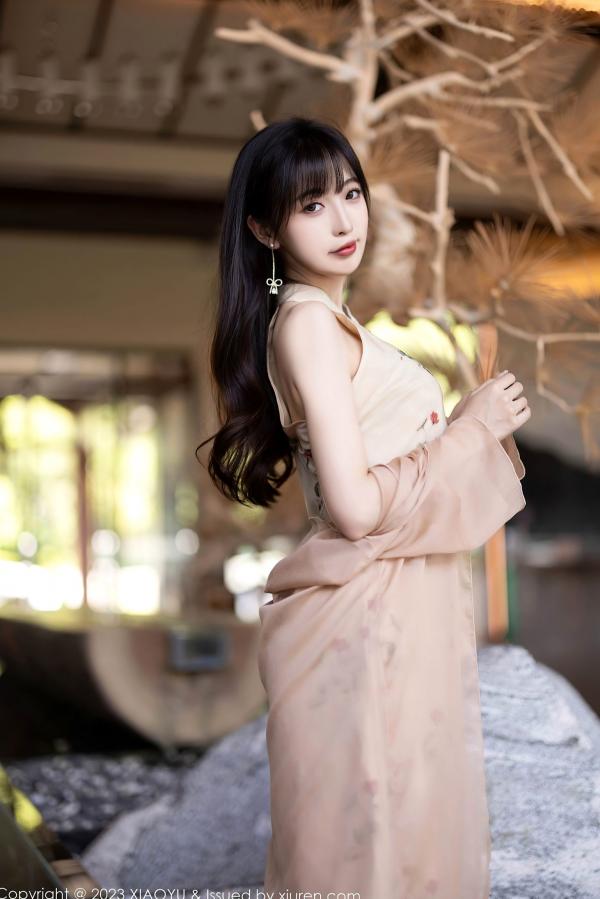 林星阑   XiaoYu语画界1071-林星阑贵州旅拍：绝美旗袍与性感浅粉内衣私房写真，苗族服饰韵味十足，演绎极致诱惑曲线第13张图片