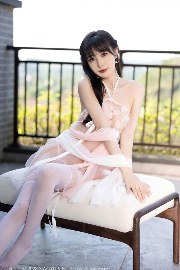 林星阑   XiaoYu语画界1071-林星阑贵州旅拍：绝美旗袍与性感浅粉内衣私房写真，苗族服饰韵味十足，演绎极致诱惑曲线第23张图片