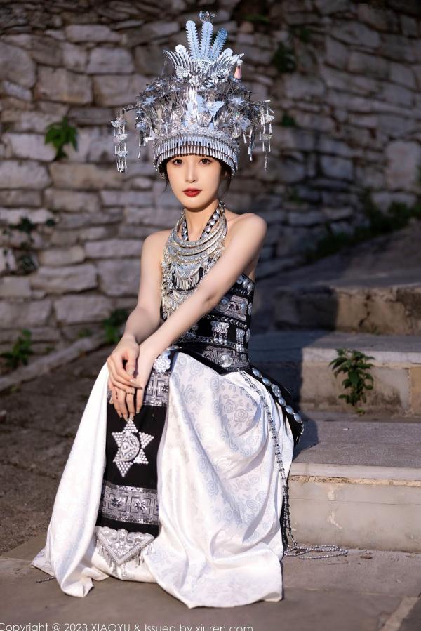 林星阑   XiaoYu语画界1071-林星阑贵州旅拍：绝美旗袍与性感浅粉内衣私房写真，苗族服饰韵味十足，演绎极致诱惑曲线第86张图片