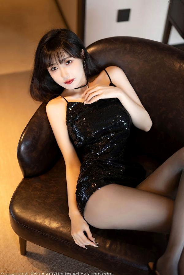 林星阑   XiaoYu语画界1061期林星阑贵州旅拍，黑丝诱惑，黑色亮片吊带裙搭配轻薄黑纱，极致酒店私房照，冷艳女神气质尽显第29张图片