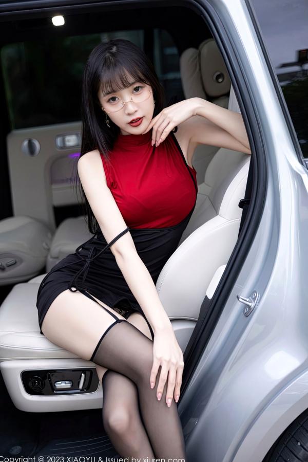 林星阑   XiaoYu语画界-950-林星阑-高冷职场御姐户外车拍，黑色内衣诱惑、黑丝吊带袜美腿尽显，香车美人极致视觉体验 (2023.01.19)第19张图片