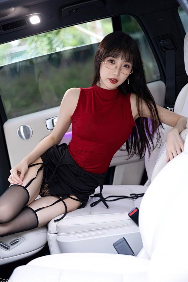 林星阑   XiaoYu语画界-950-林星阑-高冷职场御姐户外车拍，黑色内衣诱惑、黑丝吊带袜美腿尽显，香车美人极致视觉体验 (2023.01.19)第35张图片